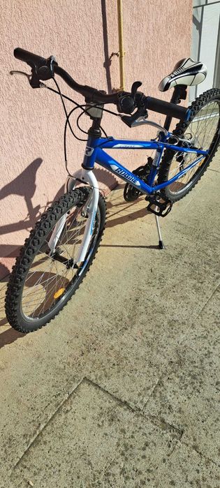 Vand bicicleta pentru copii in varsta de aproximativ 10-12 ani