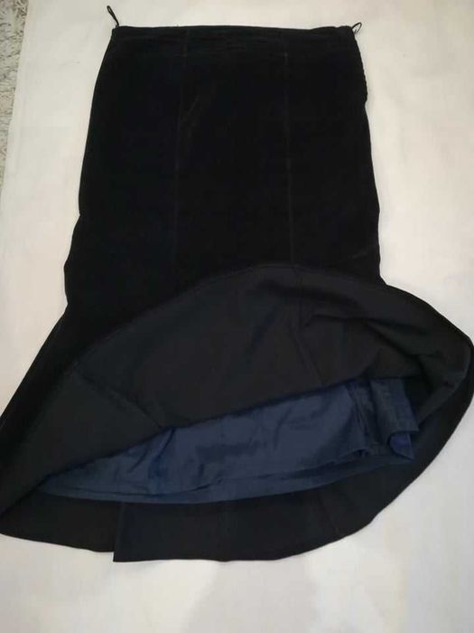 Vând fustă de velur neagră mărimea 44