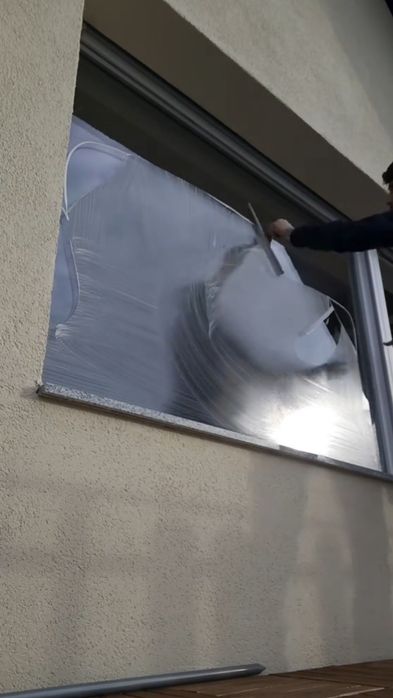 Професионално почистване на прозорци и витрини