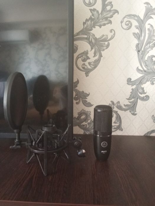 Продам студийный микрофон AKG P120