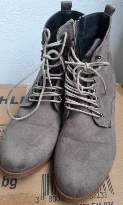 Продавам дамски  бежови боти 37 номер