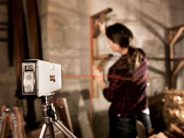 Nivelă cu laser si boloboc cu trepied, SIGILATA, realizata in Germania