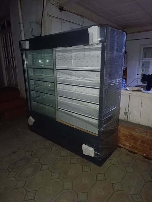 Vitrina xolodenik sotiladi