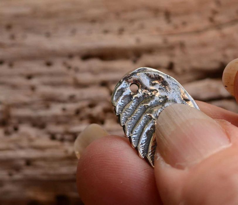 Сребърен медальон 925 ангелско крило – талисман за защита.