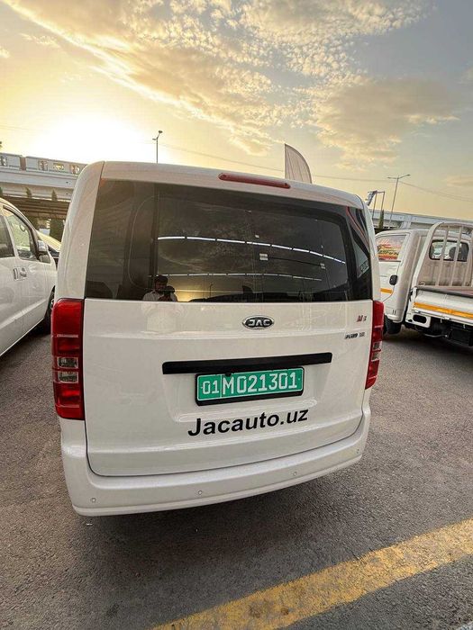 JAC M3 – 9 o‘rinli oilaviy va tijorat miniven