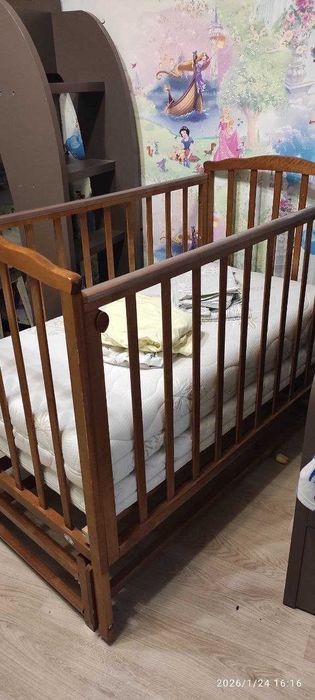 Детская кроватка с матрасами.