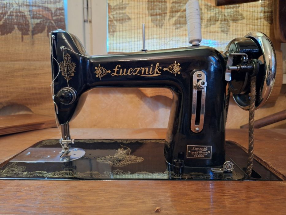 Продавам автентична шевна машина Lucznik.