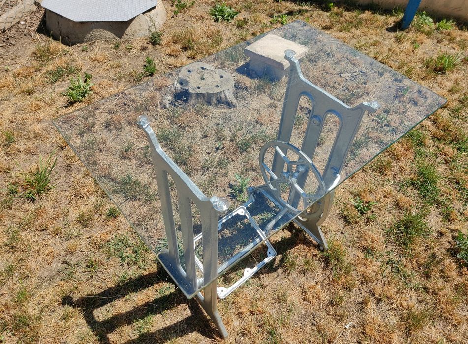 Стъклена маса от крачна шевна машина