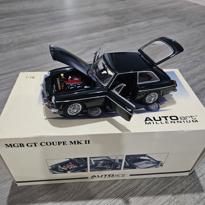 Macheta Auto Colectie 1/18 AUTOart MGB GT COUPE MK II Nicolae