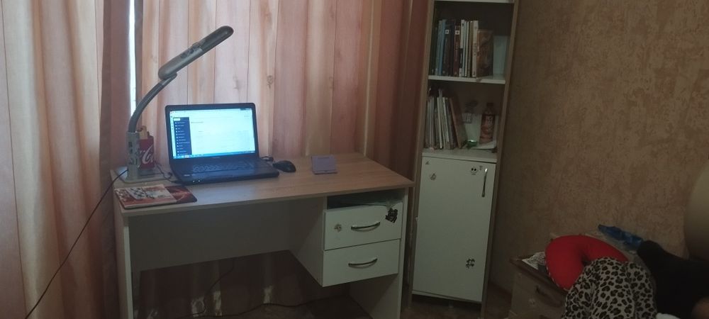 Продам стол для занятий и стеллаж