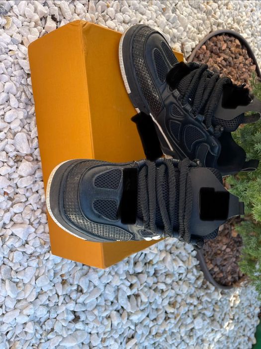 Lv skate negru aproape noi