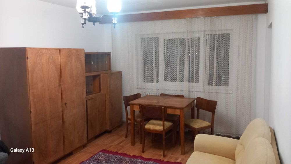 De închiriat apartament cu 3 camere pe strada Cernatului