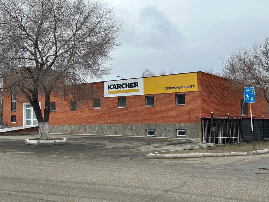 Отдельно стоящее здание в центре города.