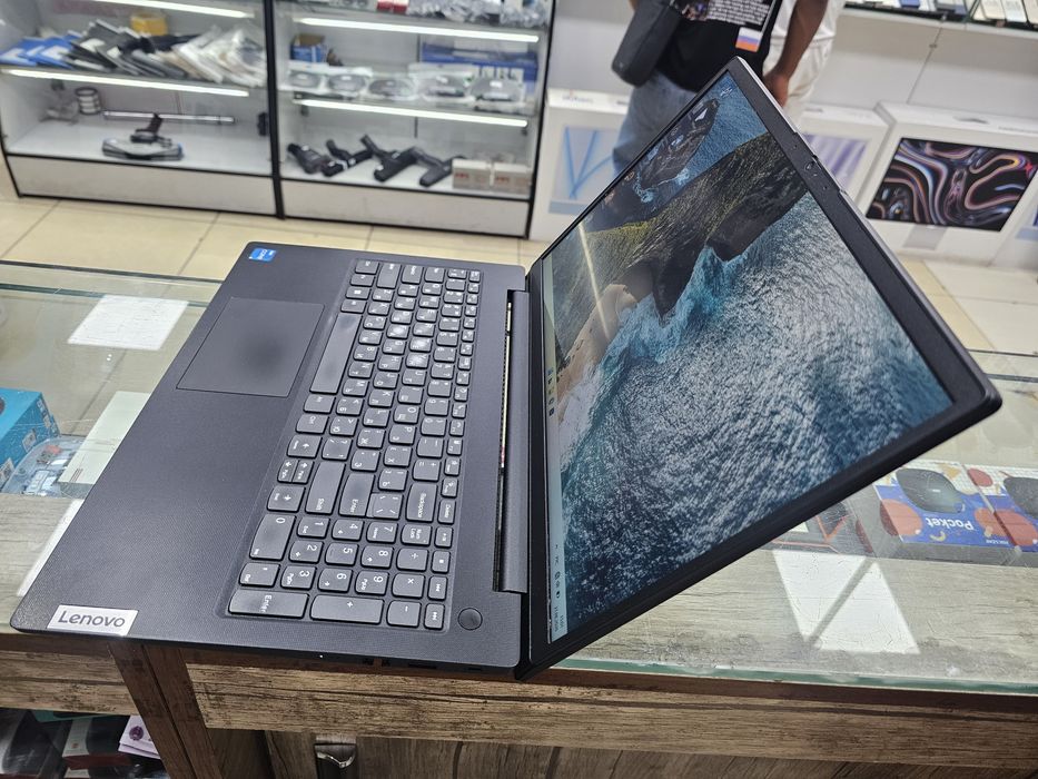 Lenovo V15 Core i5-1235U