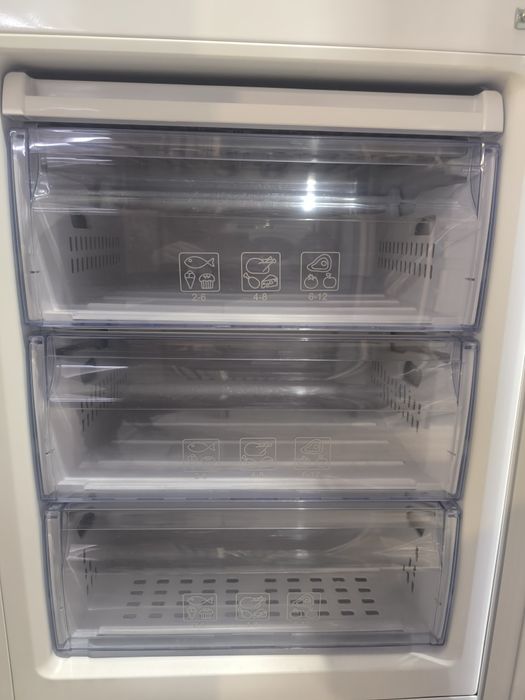 Хладилник с фризер Беко 325л