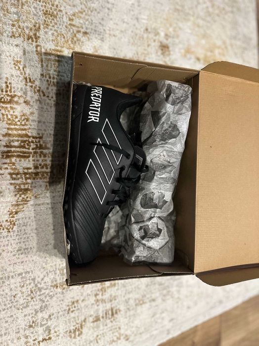 Adidasi fotbal sintetic, NOI