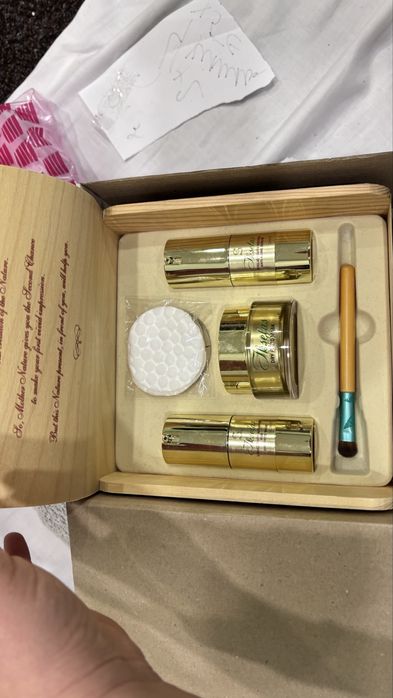 Косметика, парфюми, лакове,