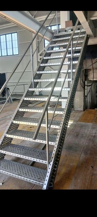 Scari zincate pe comanda