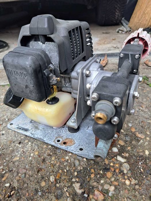 Продавам  оригинална японска бензинова помпа " Кошин"