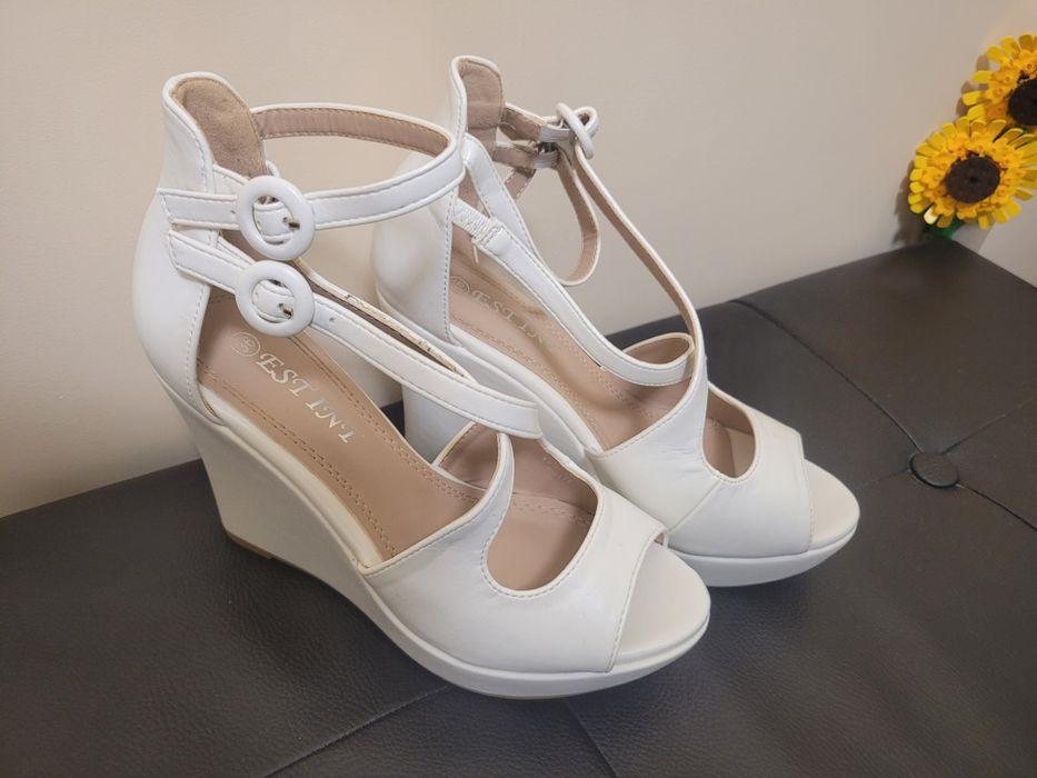 Бели сандали на платформа