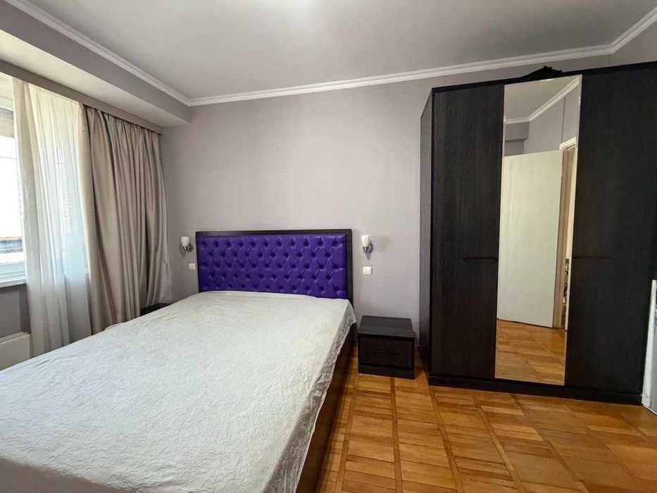 Спальный гарнитур (шкаф, кровать, комод, тумбы)