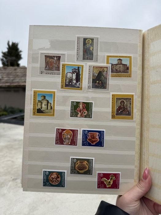 Голям класьор с различни пощенски марки