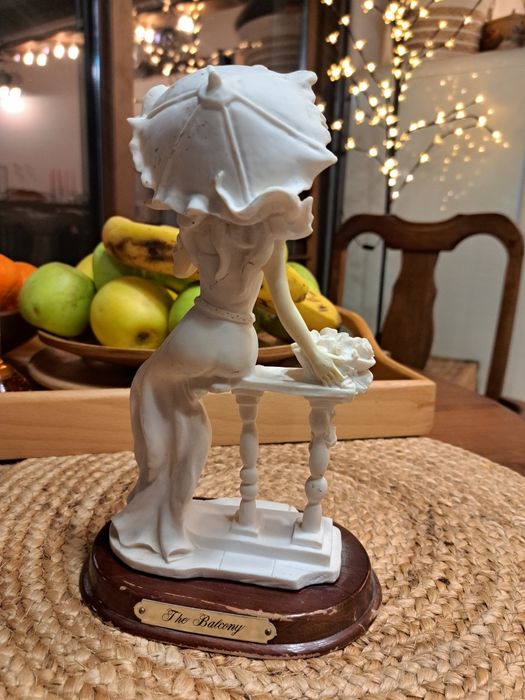 Статуетка от полирезин.