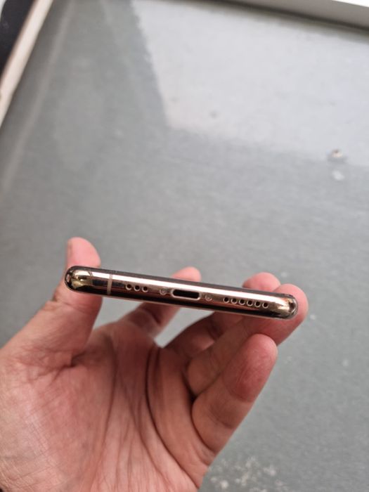 iPhone XS (Gold) Qoldan Tushgan iCloud Bor Ekran Ishlaydi Sotiladi.
