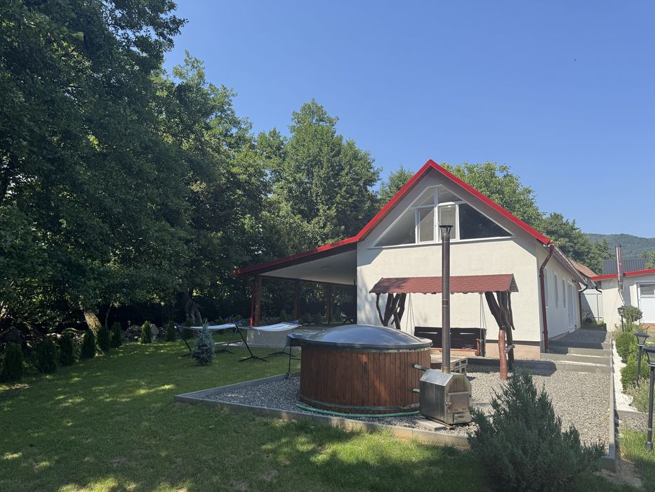 Cabana de inchiriat cu piscina interioara si ciubar