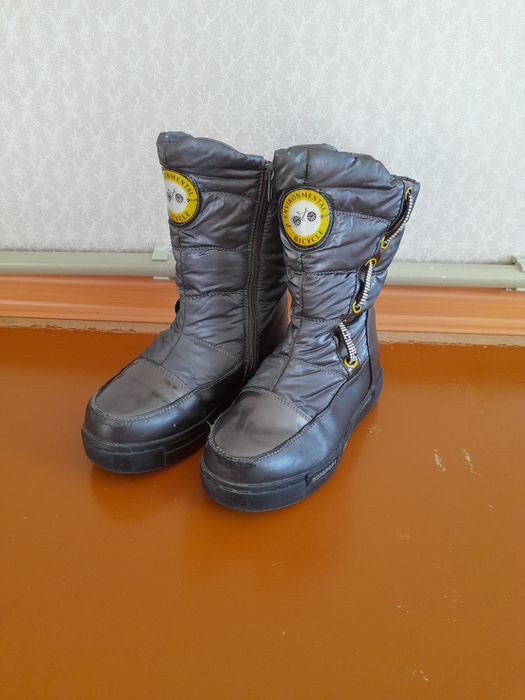 қыстық аяқ киімдер сатылады.