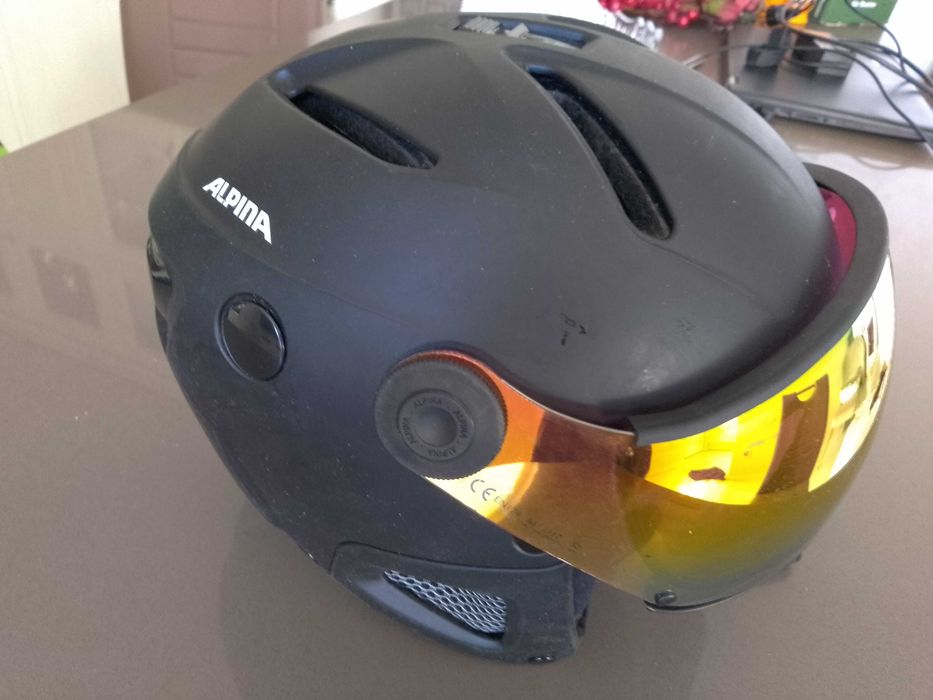 Продавам  каска и обувки