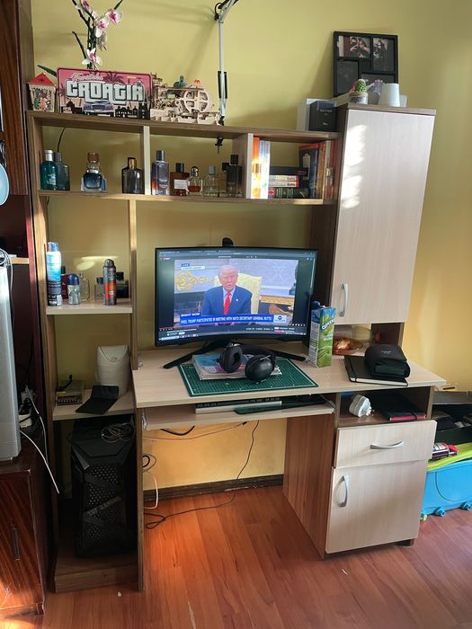 Детско бюро с шкафове и чекмеджета,място за книги и компютър