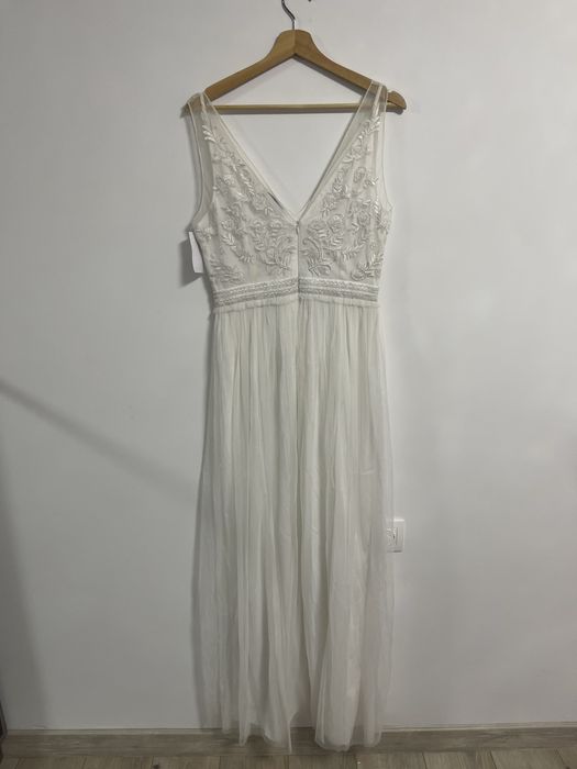 Бяла рокля.    .       .         .