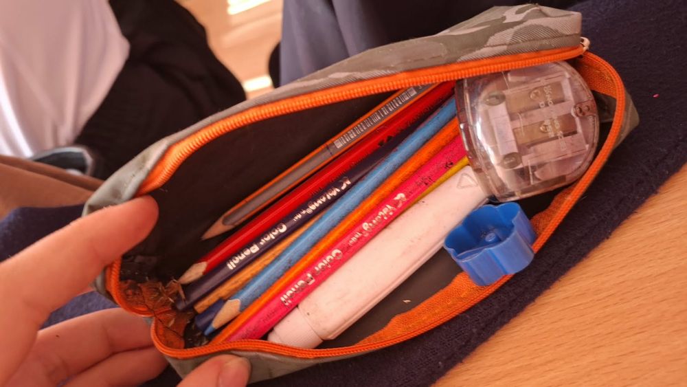Отдам бесплатно кофту пенал и содержимое в подарок