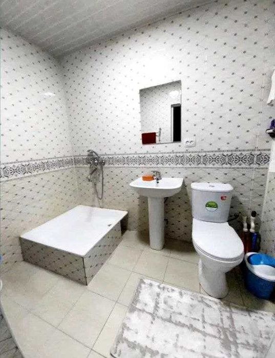 8 xonali Hovli sotiladi