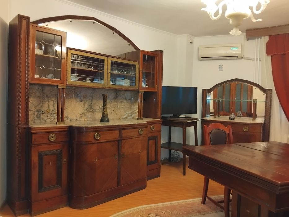 Mobilă veche lemn masiv nuc