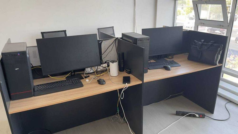 Ofis uchun bo'lmali mebel stol