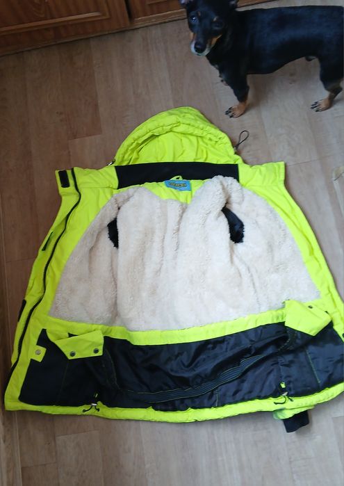 Продам куртку детскую.