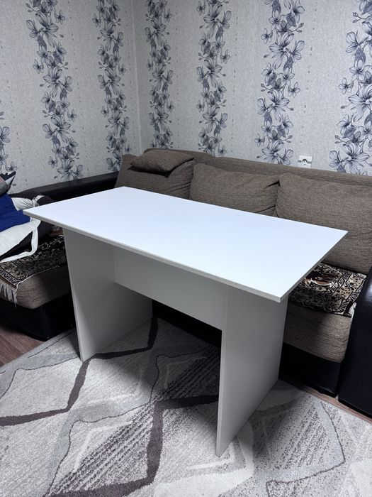 Белый журнальный стол