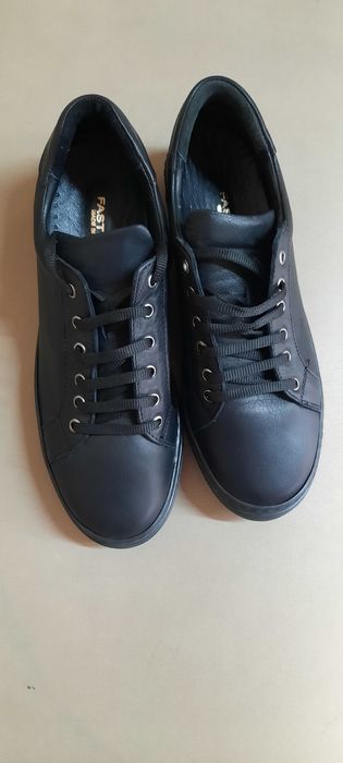 Женские кроссовки