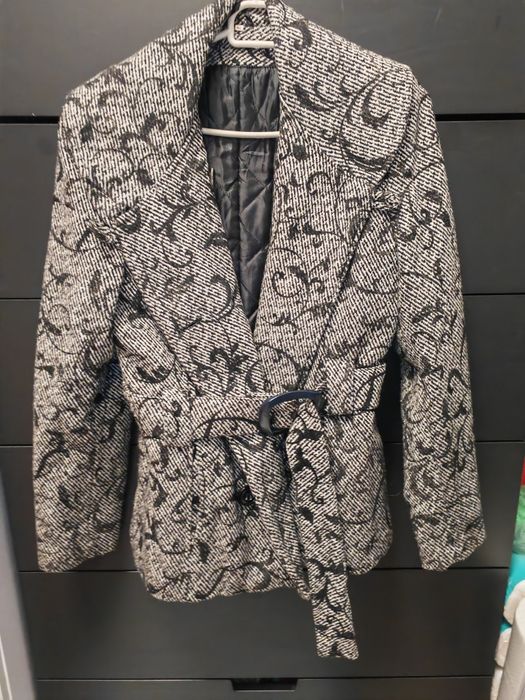 Vând haină din stofă pentru fete/femei