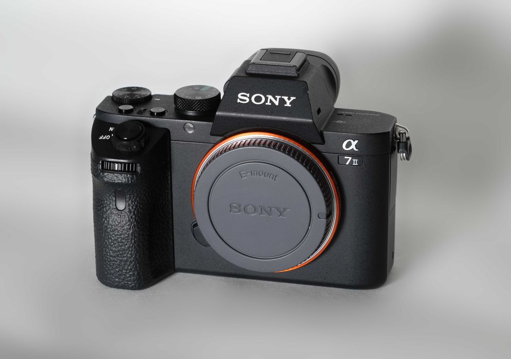 Sony A7 II (body A7M2, ILCE-7M2), 7500 declanșări + 4 baterii