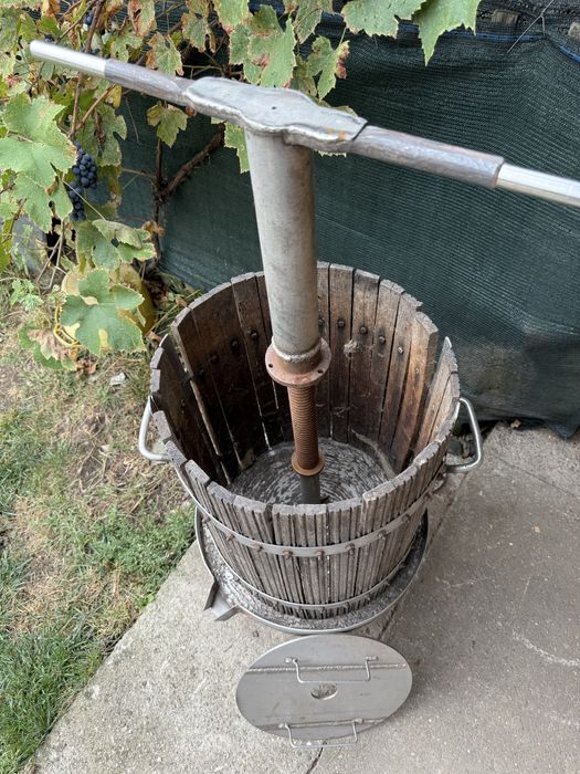 Vand teasc de inox si zdrobitoate pentru struguri