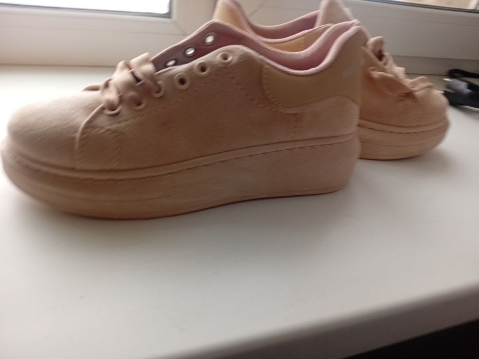 Продам кроссовки новые