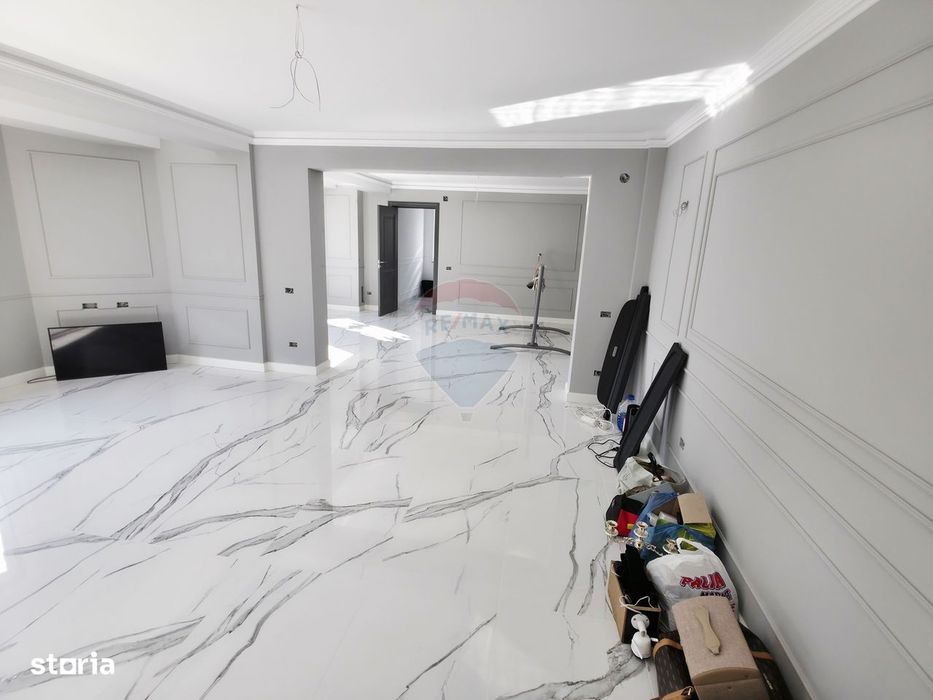 Apartament cu 5 camere de vânzare în zona Precista