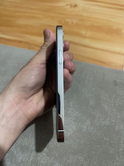 IPhone 12 pro с документами