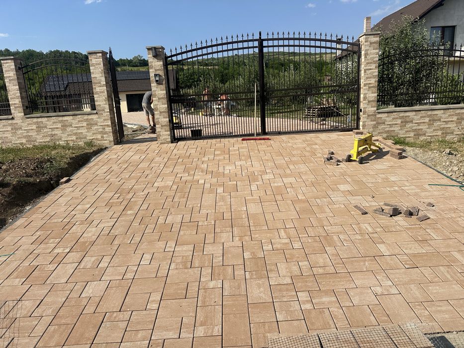 Execut lucrări de pavaje / Terasamente / gazoane / garduri