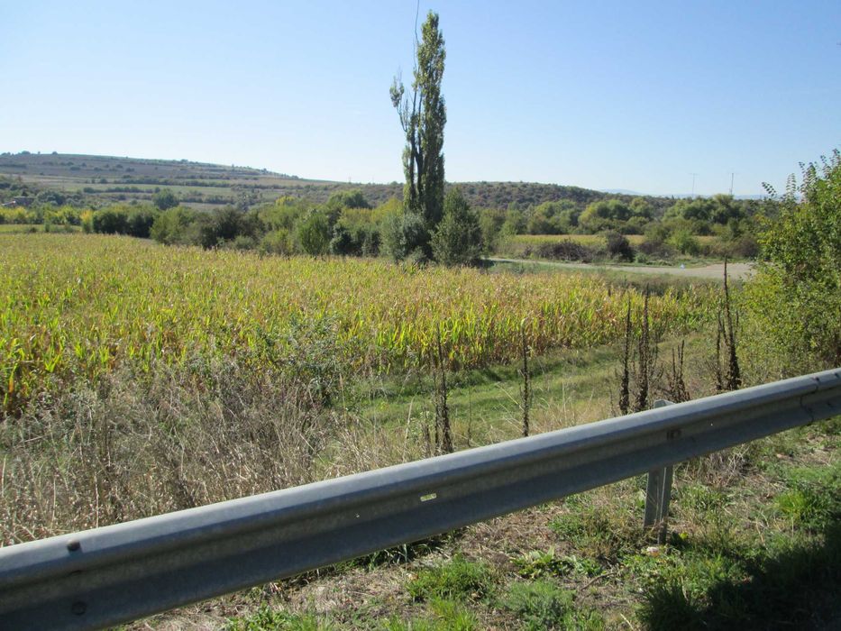 Продавам имот в землището на село Горна Малина  директно до главен път