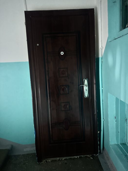 Продам входную металлическую дверь б/у