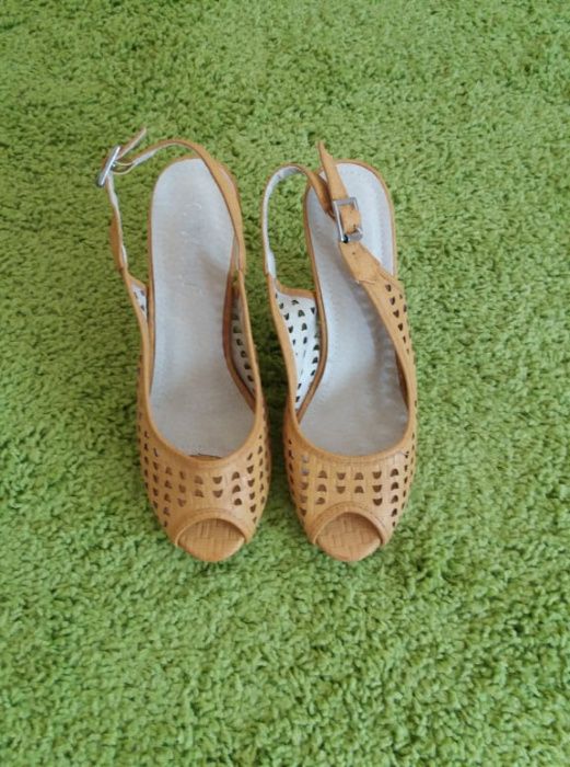 Продавам нови жълти сандали, размер 36